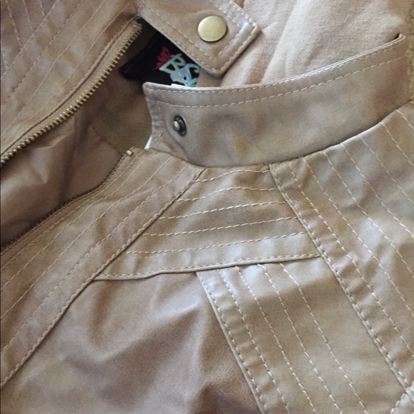 Vest - Picture 3 of 5